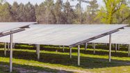 CENTRALE AU SOL - La Croque à Rion-des-Landes innove en photovoltaïqueCette première centrale au sol développée, construite et gérée par Enerlandes, vient d’être inaugurée sur un site de 53.580 m² délaissé de voirie, appartenant au Département.